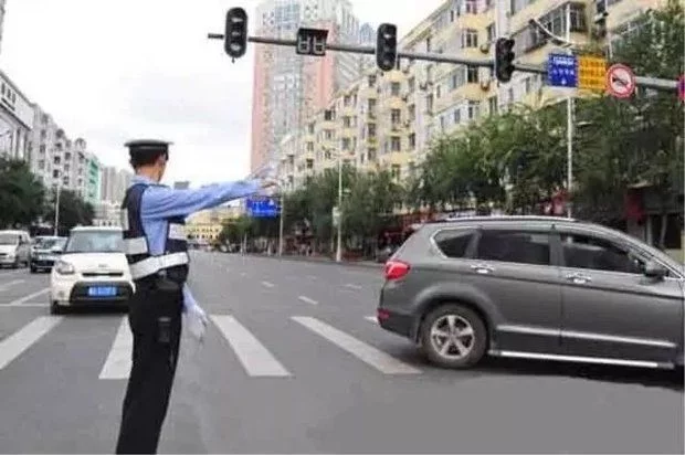 遇到红灯压过线外该怎么办? 怎样才算闯红灯? - 云栖雅韵博客 - 云栖雅韵博客 遇到红灯压过线外该怎么办? 怎样才算闯红灯? - 云栖雅韵博客 - 云栖雅韵博客