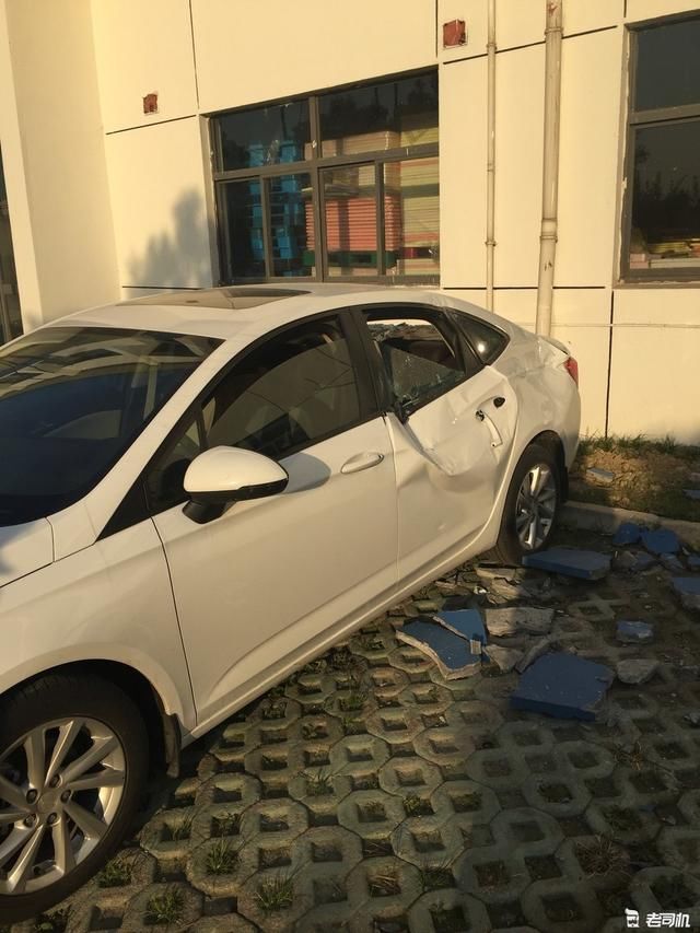 万般无奈:一千公里新车被墙砸了个底掉,还能说