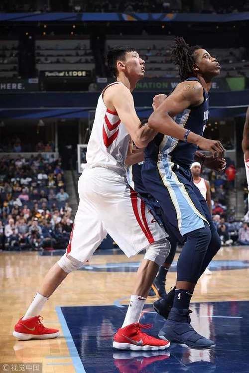 周琦又登场 看队友跳舞表情像说:弄啥咧_【今