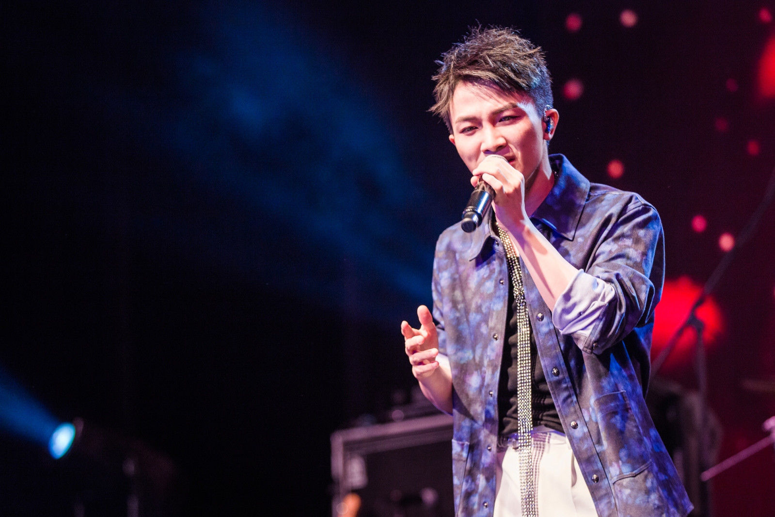 周深“深空间”巡演上海首唱 超燃live band成就“金曲不眠夜”!