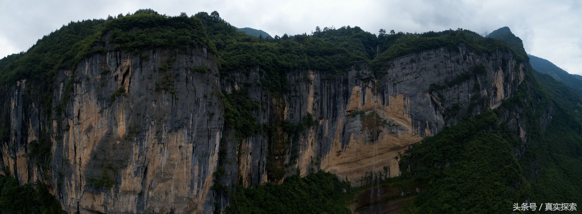 湖北神农架大九湖到重庆巫山当阳大峡谷的罕见超级大瀑布 超百米