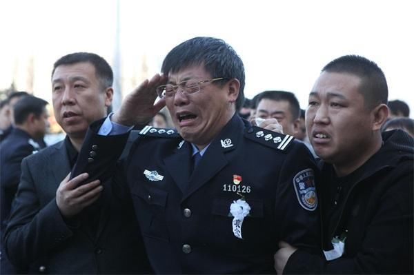 沈阳千余名民警及市民为牺牲警察李尚恒送行