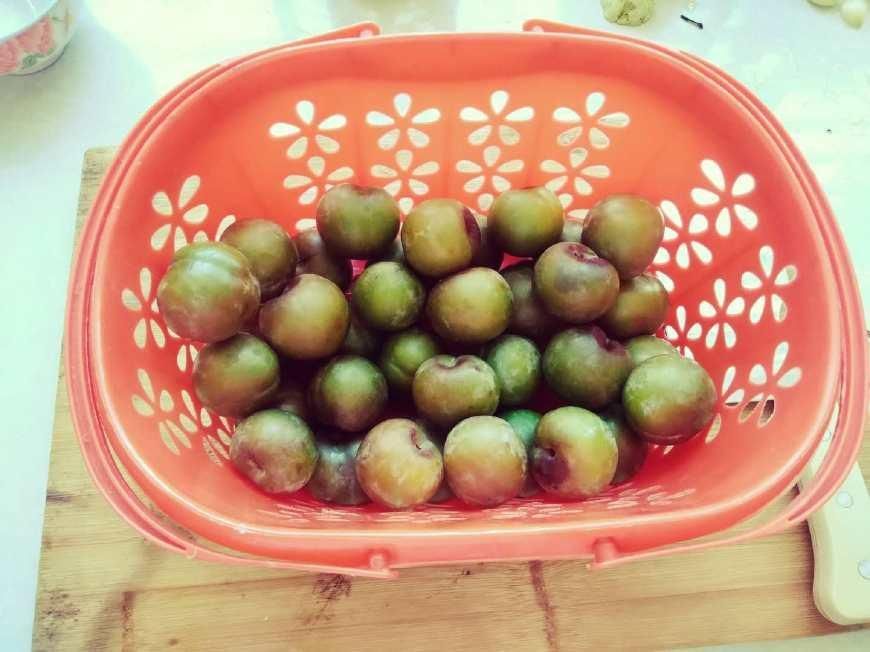 农村李子熟了,吃不完的可以这么做 小孩子看到