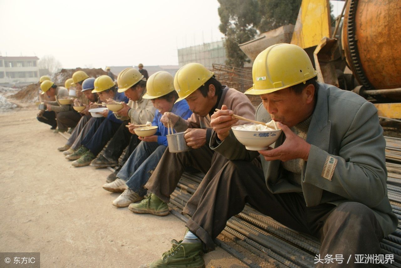 河南济源的农民工在工地吃饭,随地一坐便是饭桌,农民工已经非常习惯