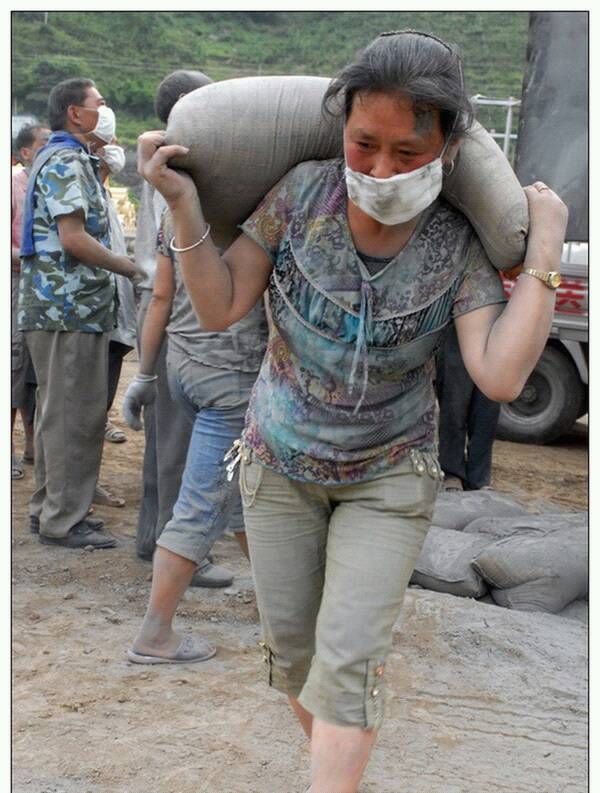 为了家这些妇女做起了水泥工,每天挣100元!