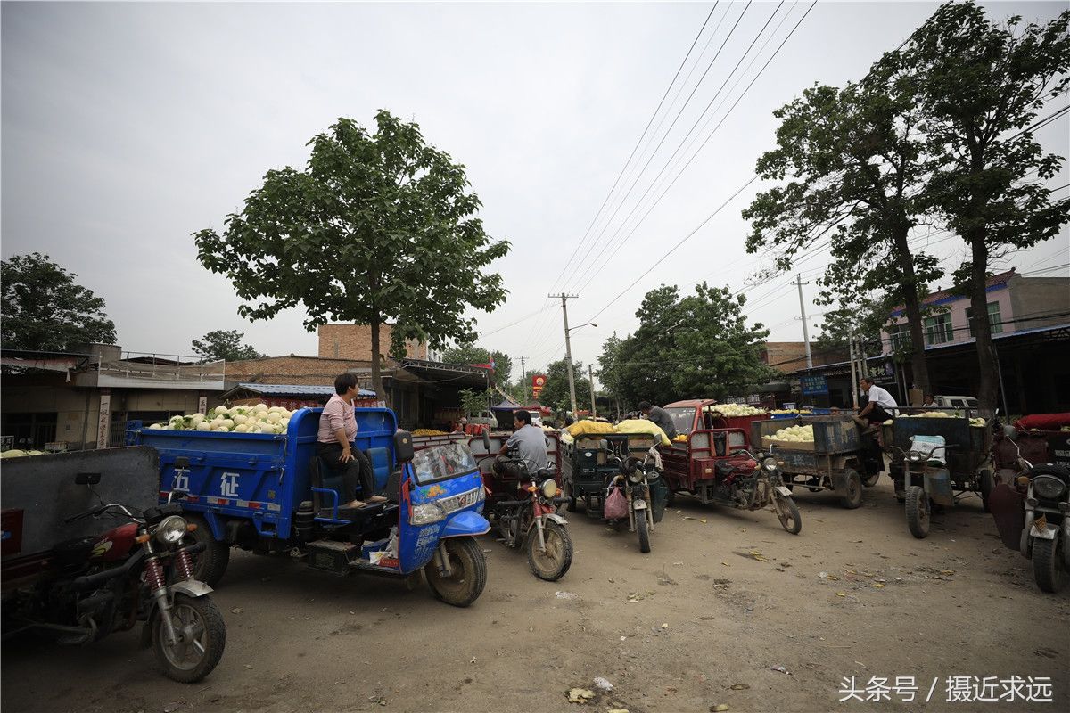 瓜农拉一车甜瓜苦等半天难卖好价钱 红瓤甜瓜才8毛一斤