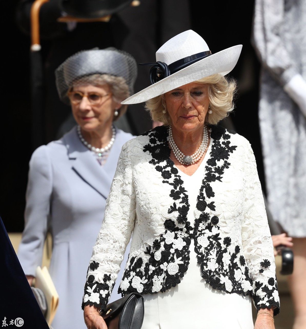 92岁伊丽莎白女王携带儿媳盛装出行，卡米拉的王后梦指日可待