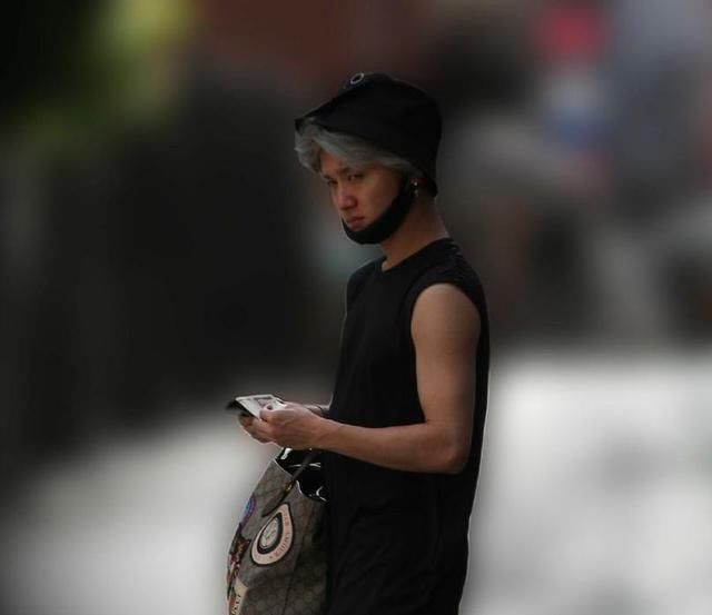 日本男爱豆因违法赌博解约，混乱私生活也遭曝光，出酒店时正数钱