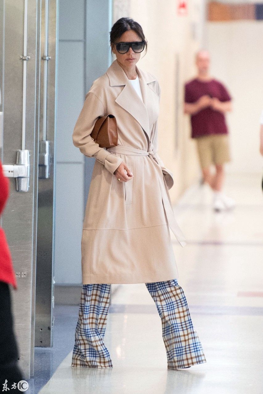 贝嫂维多利亚机场街拍 穿件驼色外套搭配蓝格
