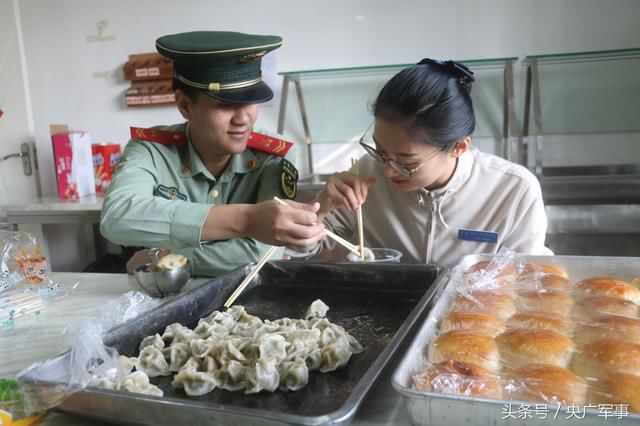 妻子上班途中遇到执勤丈夫：“就这样远远地看着你”