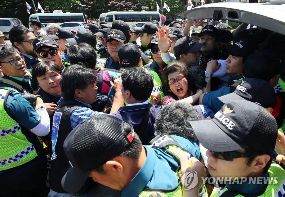 韩国工人堵在青瓦台要见总统，与警察打成一团