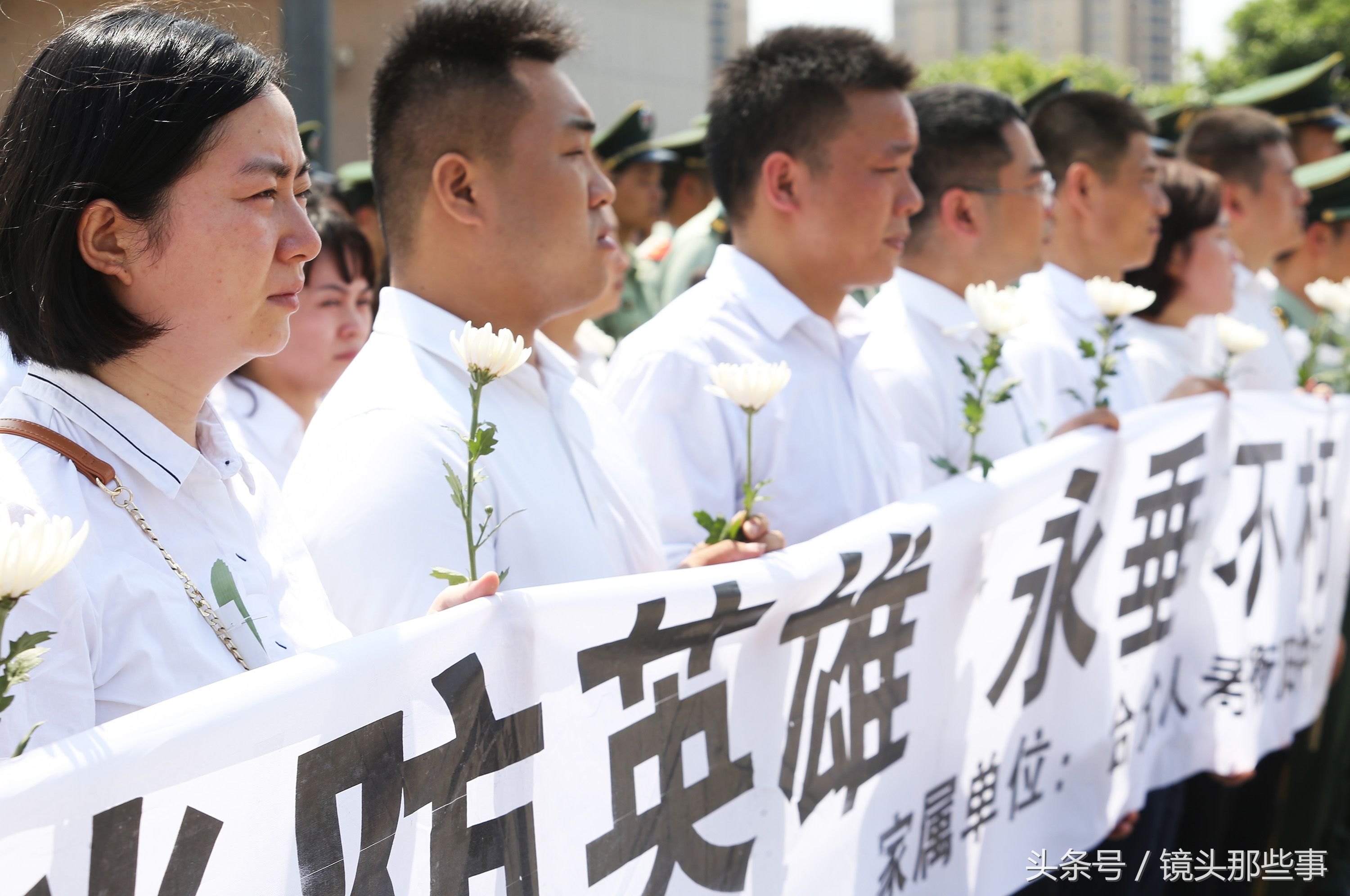 感人!21岁消防烈士魂归故里 家人痛哭送别求再多看一眼