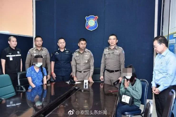 泰国迎宾小姐接中国游客秒变脸，抖音模仿疯了！有人站她们