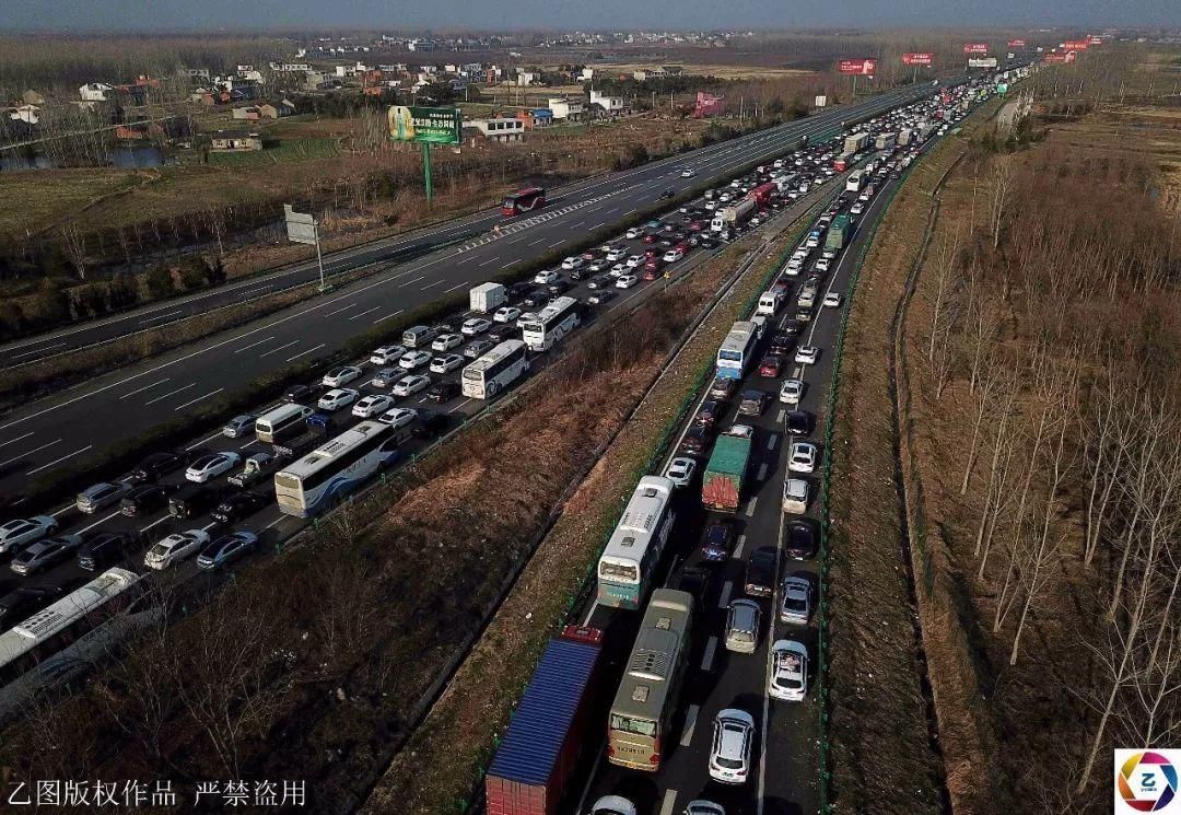 航拍高速公路春节后返程, 一边拥堵一边可开客机