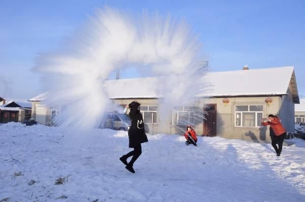 漠河：灰树白雪美景浑然天成