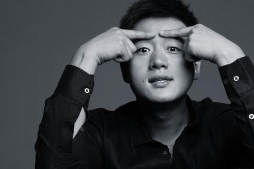 单眼皮娱乐圈中的清流,张若昀极具魅惑,周杰伦