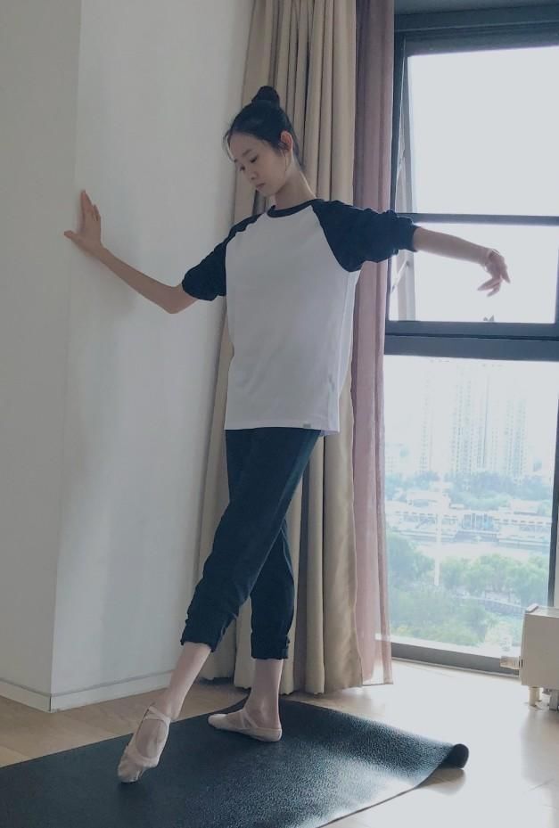 张艺凡成名后堪比换脸，没有了十级PS的腿型，这腿型看懵了