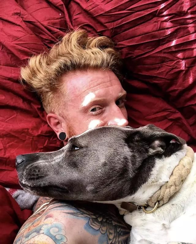 十二位美国红发男模登上杂志,希望消除种族歧视