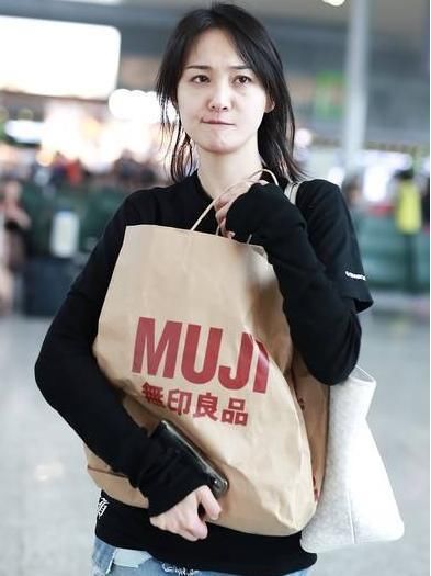 郑爽素颜现身身穿牛仔裤和黑色上衣,大口啜甜