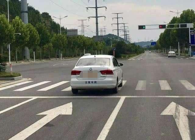 闯黄灯失误,车子越过停车线就变红灯该怎么办