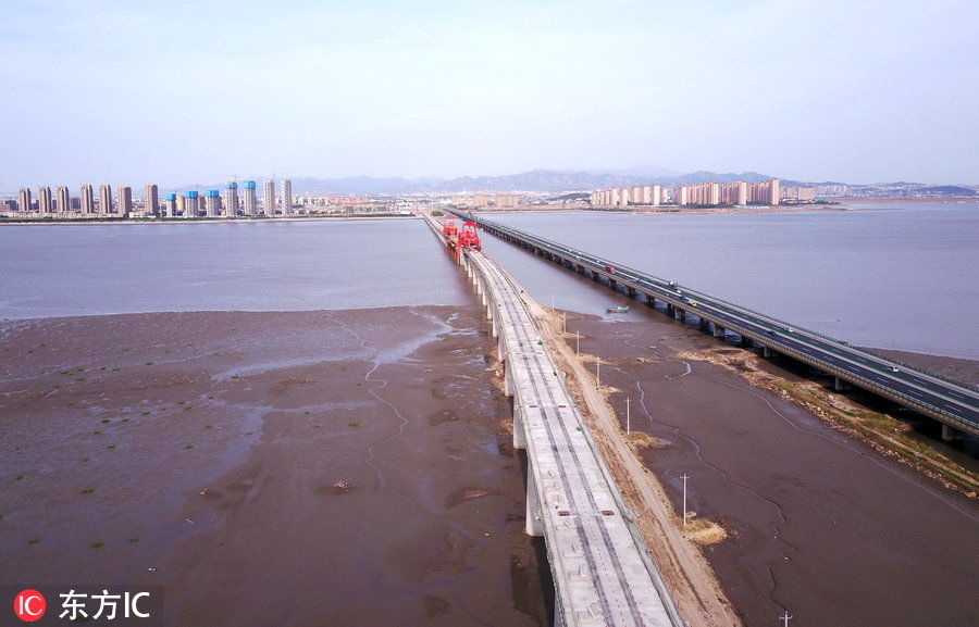 国内首座节段拼装双线跨海铁路大桥顺利合龙 青连铁路年底通车