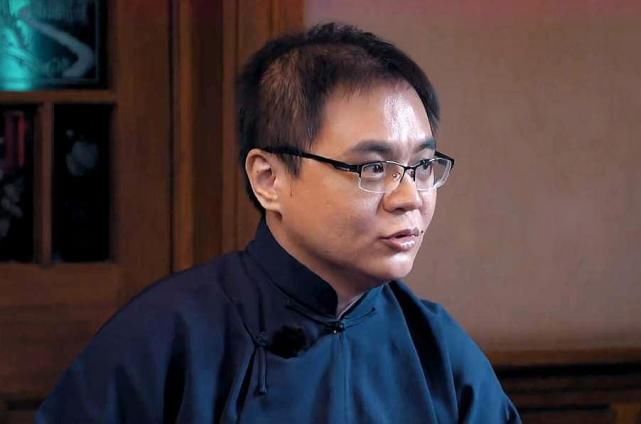 德云社团综高峰顶替于谦,指点江山坐姿霸气,郭德纲都像他的跟班