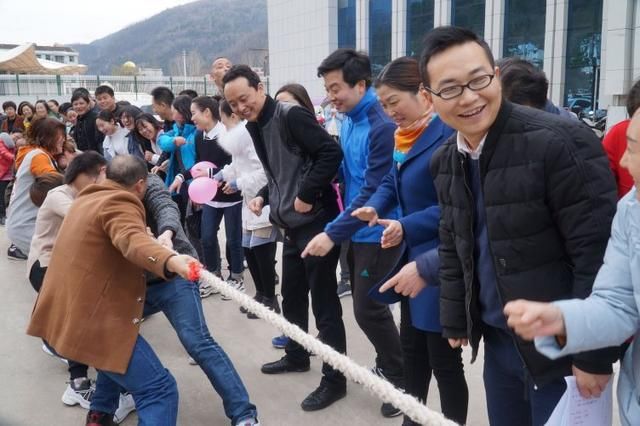 汉中镇巴县中医院举行庆祝“三八妇女节”趣味活动