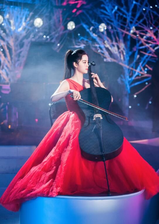 欧阳娜娜拉大提琴,表情认真美如天仙!