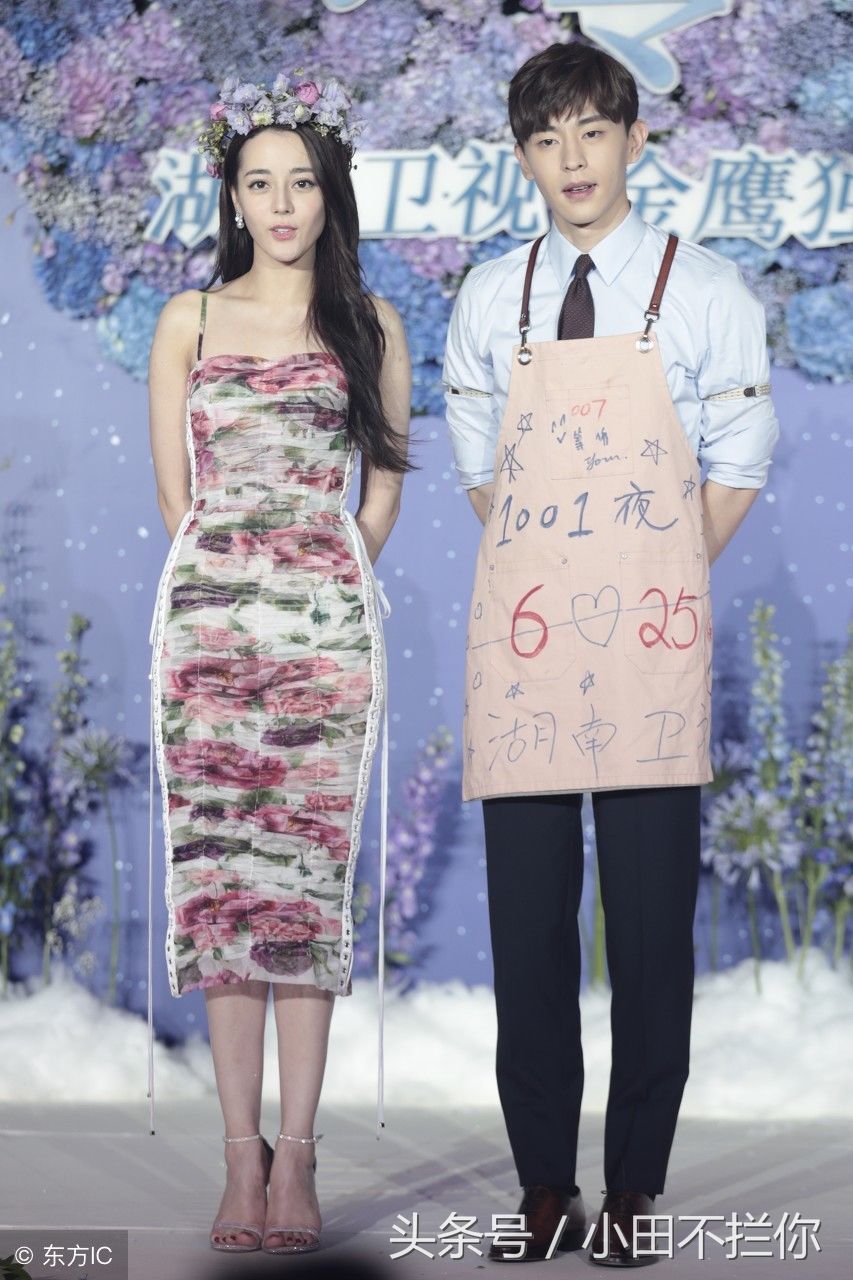 由迪丽热巴、邓伦领衔主演的新剧《一千零一夜》实时的收视率一路猛涨。再度创新高。成目前暑期档收视最高的一部剧。在上海《一千零一夜》的定档发布会上,迪丽热巴和邓伦互动超甜蜜。网播量和话题度也随之走高,全国网收视率连续七天走高。(图片来自东方IC) 热巴随着加盟上期《奔跑吧》人气一路走高,片约也是不断。人红是非多,作为人气流量明星的迪丽热巴,演技也受到一部分网友的质疑。随着《一千零一夜》的播出,热巴的演技也受到了肯定。(图片来自东方IC) 热巴穿衣服一向比较保守,这款连衣裙将热巴的身材展现的凹凸有致。这也