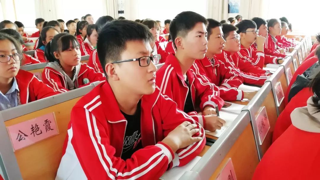 平邑一中文化路校区组织入团积极分子上团课