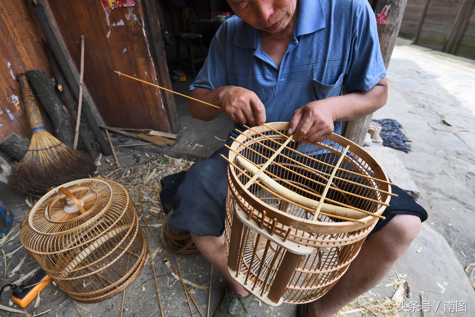 贵州一村庄农民编织鸟笼年入650万，400年鸟笼借网络畅销欧美