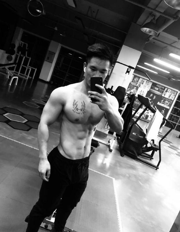 健身从不吃补剂, 全凭挥汗如雨的撸铁, 自律的男