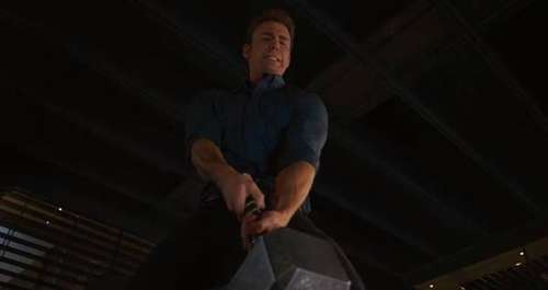 《复仇者联盟4》中为什么美国队长能挥动雷神