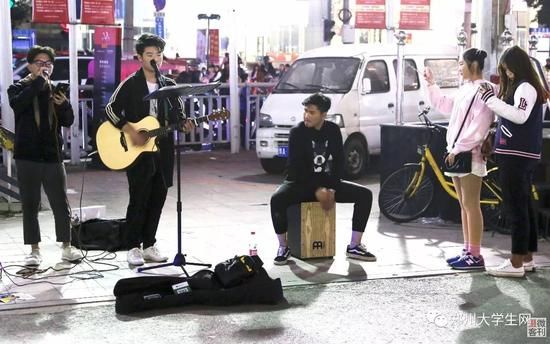 河南大学生建乐队街头卖唱 从被驱赶到接商演