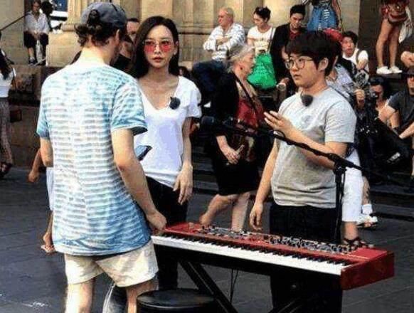 《前任3》女主角于文文现身街头卖唱,网友:和