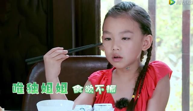 蔡少芬用剪刀优雅吃肉，大女儿张楚儿一闪而过的小动作被批没教养_【快资讯】