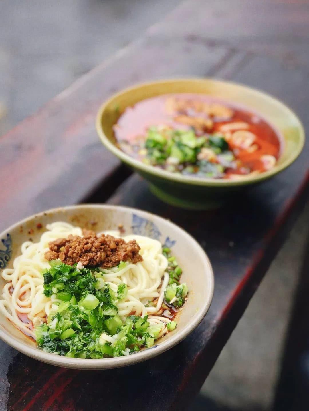 20多岁的素椒面,冬夏有两副“面孔”