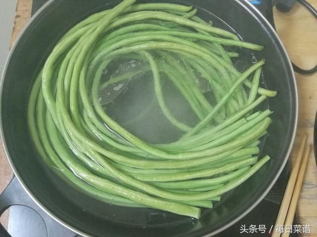 长豆角这样做最好吃，不用炒，不用蒸，给肉都不换，做法简单快速