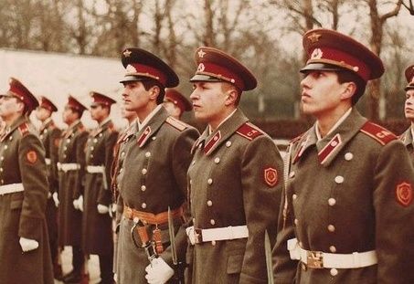 70年,仍然保留的传统,越南军队为何在使用红领