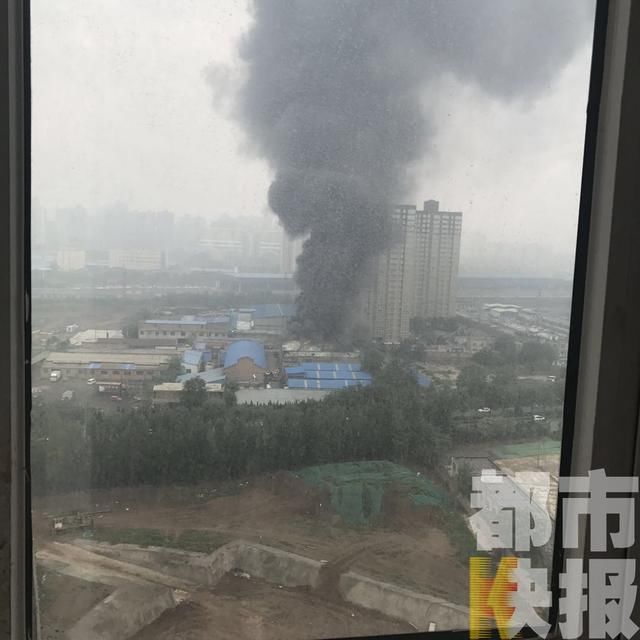 火情!西安市石家街附近一仓库燃起大火