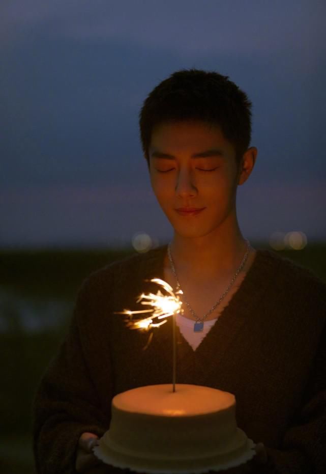 肖战生日博评论量破百万，登多国热搜，评论区粉丝队形很用心
