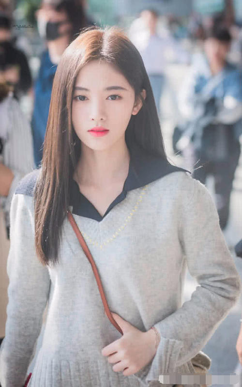 为什么鞠婧祎一直披着长发?看到这张照片后,网