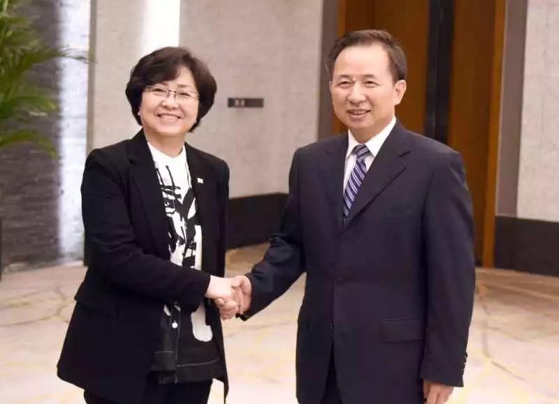 生态环境部部长分别会见日本环境省大臣和韩国