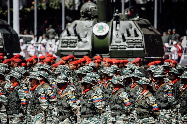 委内瑞拉盛大阅兵,军事装备各具特色,军装五花