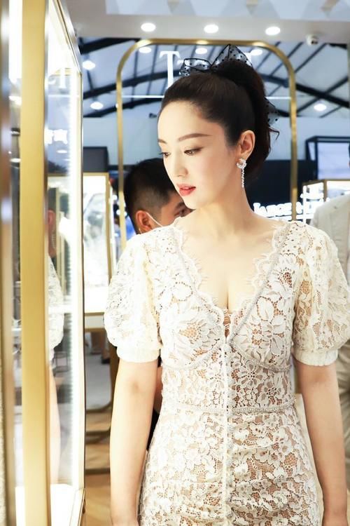 41岁董璇状态似少女，穿蕾丝裙出席活动身材窈窕，气质优雅又性感