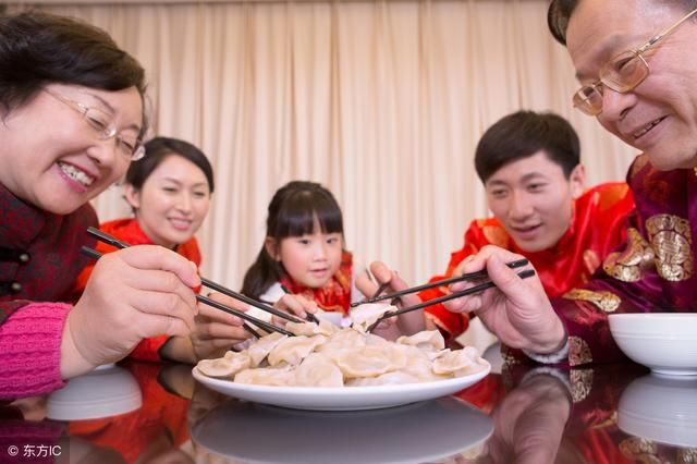 被丈夫强迫回婆婆家过年,我大年三十一口饭不吃,坚持回娘家!