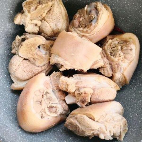 #硬核冬菇制作人#肘子炖猪菜谱基围虾炒发图片