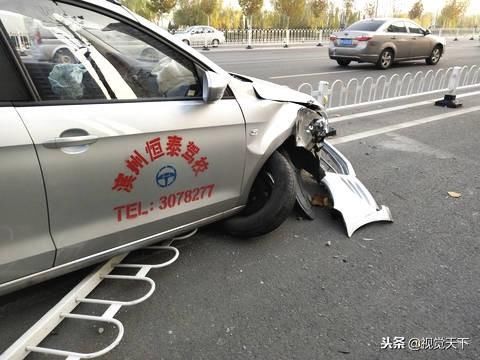 山东滨州:驾校教练车与护栏相撞 车头尽毁
