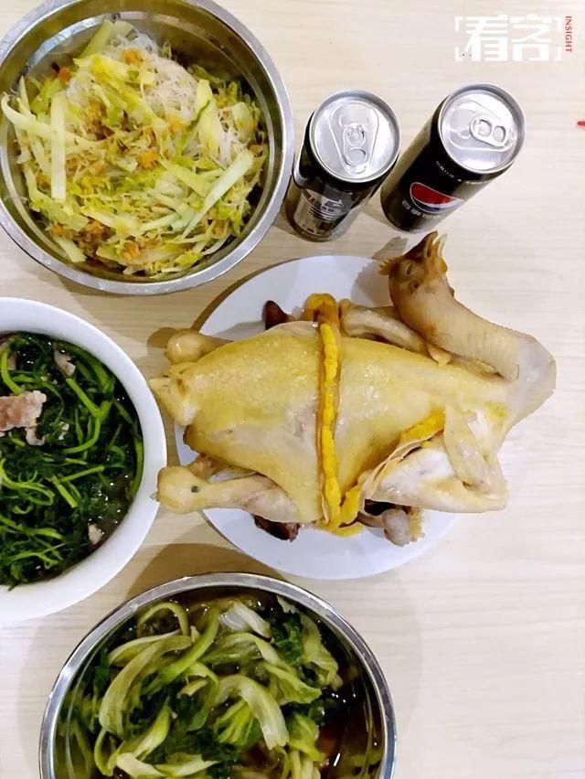 年夜饭里的亲情，一桌装不下