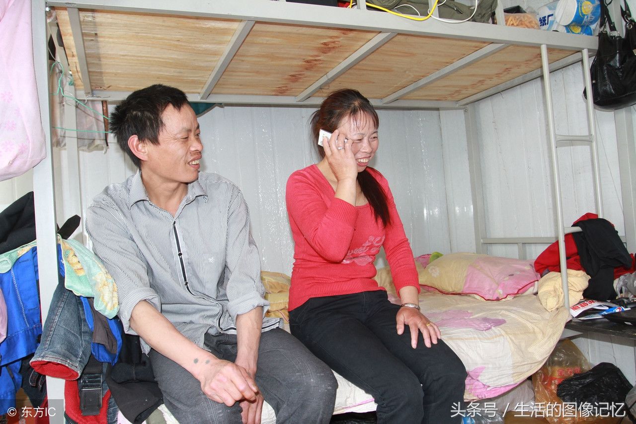 农民工夫妻打工10张图,为生计背着10月的宝宝